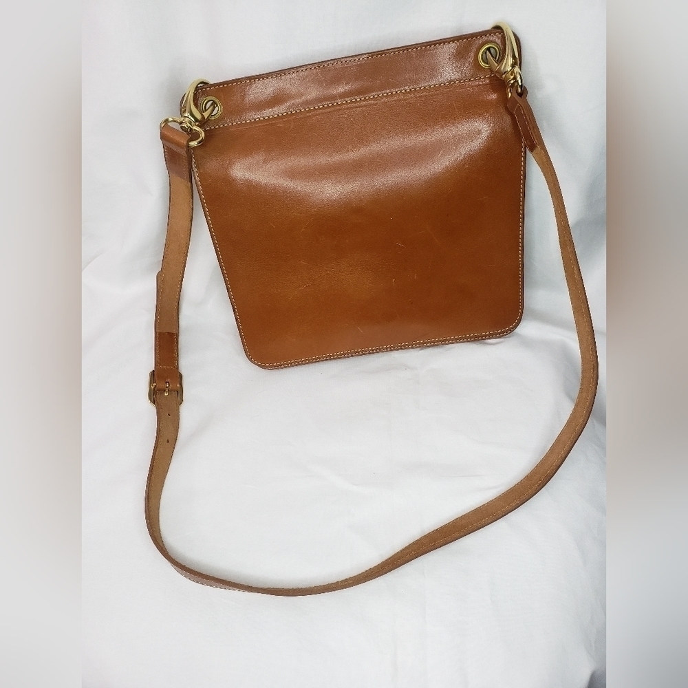 Unbranded Genuine Leather shoulder bag. Excellent used condition! Minimal look!